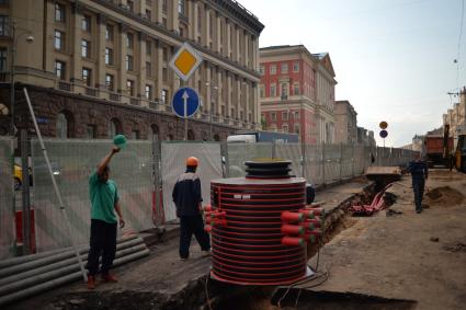 Москва.   Ремонтные работы по благоустройству на Тверской улице.