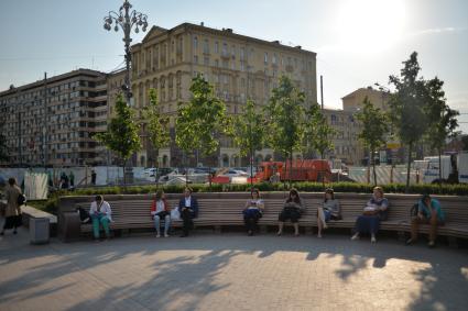 Москва.   Люди отдыхают на  Пушкинской площади.