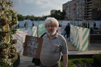 Москва. Мужчина с изображением православного креста на Пушкинской площади.