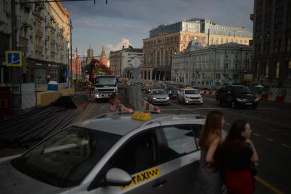 Москва.    Ремонтные работы по благоустройству на Тверской улице.