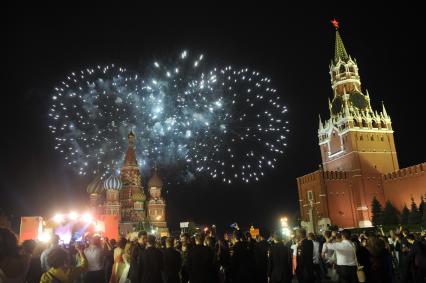 Москва.  Выпускники  смотрят салют   на Красной площади.