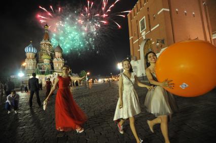 Москва.  Выпускники гуляют и танцуют   на Красной площади.