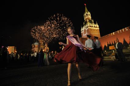 Москва.  Выпускники гуляют и танцуют   на Красной площади.