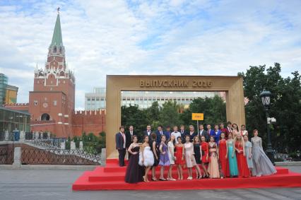 Москва. Выпускники фотографируются на память .