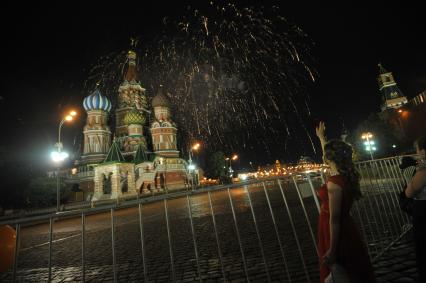 Москва.  Выпускники гуляют и смотрят салют   на Красной площади.