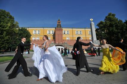 Москва. Выпускники танцуют в Александровском саду.