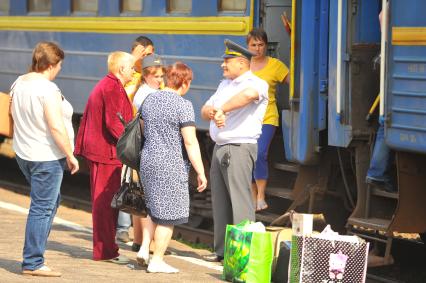 Москва.  Пассажиры во время посадки на поезд  Львов - Москва на Киевском вокзале.