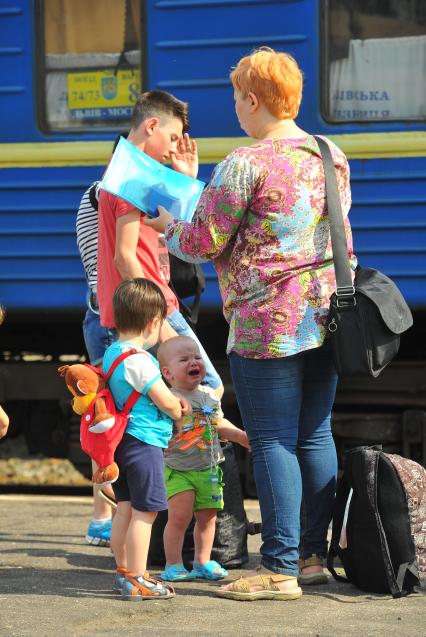 Москва. Пассажиры поезда Львов - Москва на перроне Киевского вокзала.