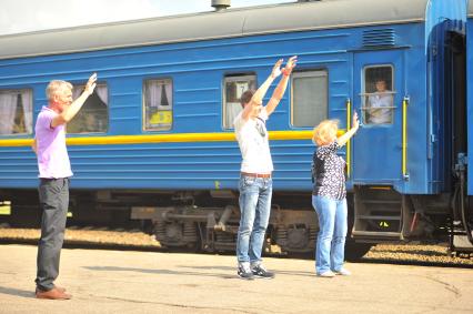 Москва.   Провожающие на Киевском вокзале.