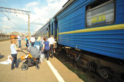 Москва.  Пассажиры во время посадки на поезд  Львов - Москва на Киевском вокзале.