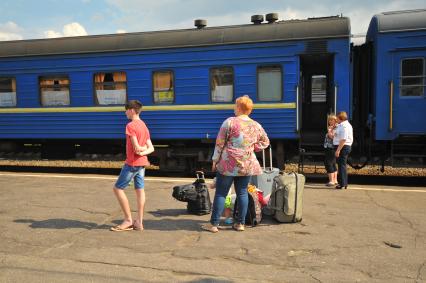 Москва.  Пассажиры поезда  Львов - Москва  на перроне Киевского вокзала.