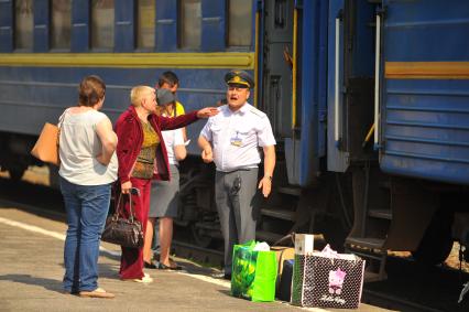 Москва.  Пассажиры во время посадки на поезд  Львов - Москва на Киевском вокзале.