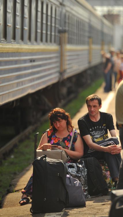 Москва.  Пассажиры поезда  Львов - Москва  на перроне Киевского вокзала.