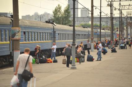 Москва.  Пассажиры поезда  Львов - Москва  на перроне Киевского вокзала.