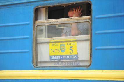 Москва.  Пассажир поезда  Львов - Москва на Киевском вокзале.