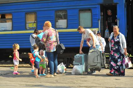 Москва.  Пассажиры во время посадки на поезд  Львов - Москва на Киевском вокзале.