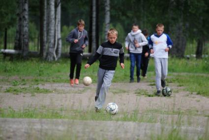 Свердловская область. Дети на футбольной тренировке, в детском летнем оздоровительном лагере.
