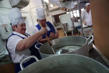 Свердловская область. Повара готовят обед в столовой детского летнего оздоровительного лагеря.
