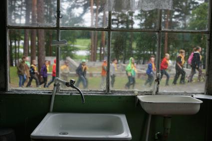 Свердловская область. Дети в детском летнем оздоровительном лагере идут на обед мимо умывальников.