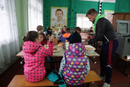 Свердловская область.Дети обедают в столовой детского летнего оздоровительного лагеря.