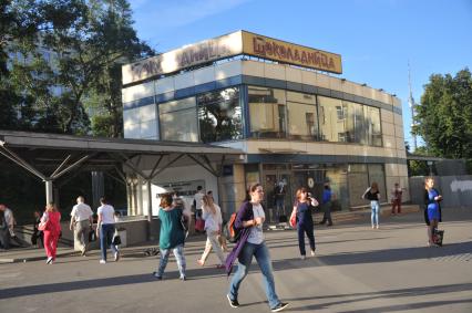 Москва. Здание кафе `Шоколадница` у метро `Дмитровская`, попавшее в новый список правительства Москвы о сносе самостроя.