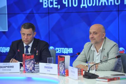 Москва. Писатель Захар Прилепин на пресс-конференции, посвященной выходу его книги `Все, что должно разрешиться…` и глава Донецкой народной республики Александр Захарченко (слева) в Международном мультимедийном пресс-центре МИА `Россия сегодня`.