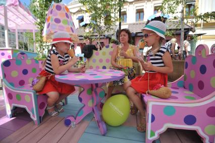 Москва. Женщина и две девочки едят мороженое на улице Кузнецкий Мост, где проходит фестиваль`Московское мороженое`.