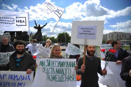 Москва. Возле станции метро `Улица 1905 года` прошел пикет, на котором активисты выступили против законопроекта,запрещающего сдавать квартиры.