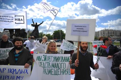 Москва.  Возле станции метро `Улица 1905 года` прошел пикет, на котором активисты выступили против законопроекта,запрещающего сдавать квартиры.