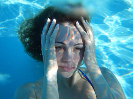 Сочи. Актриса Галина Кузнецова во время подводной фотосессии на 27-м Открытом Российском кинофестивале `Кинотавр`.