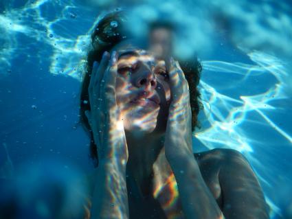 Сочи. Актриса Галина Кузнецова во время подводной фотосессии на 27-м Открытом Российском кинофестивале `Кинотавр`.