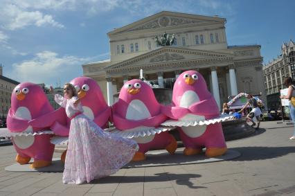 Москва. Фигуры пингвинов, танцующих Танец маленьких лебедей, установлены у Большого театра в рамках фестиваля `Московское мороженое`.