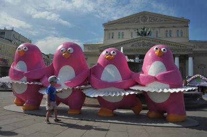 Москва. Фигуры пингвинов, танцующих Танец маленьких лебедей, установлены у Большого театра в рамках фестиваля `Московское мороженое`.