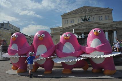 Москва. Фигуры пингвинов, танцующих Танец маленьких лебедей, установлены у Большого театра в рамках фестиваля `Московское мороженое`.