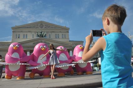 Москва. Фигуры пингвинов, танцующих Танец маленьких лебедей, установлены у Большого театра в рамках фестиваля `Московское мороженое`.