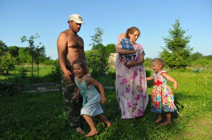 Псковская область. Жители эко-поселения `Чистое небо`.