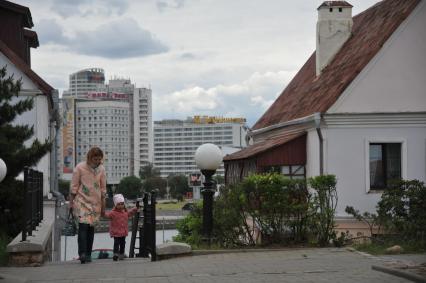 Белоруссия.  Минск.   Городской пейзаж.  Женщина с ребенком поднимаются по лестнице.