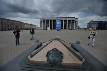 Белоруссия. Минск. Нулевой километр дорог республики и концертный комплекс `Дворец Республики`.
