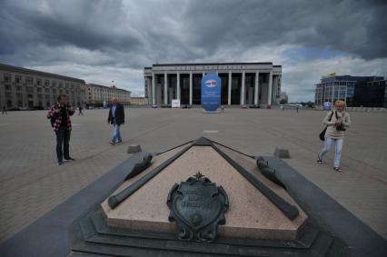 Белоруссия.  Минск.  Нулевой километр дорог республики и концертный комплекс  `Дворец Республики`.