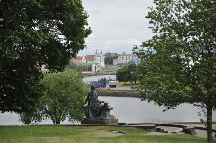 Белоруссия.  Минск. Памятник Александру Пушкину на берегу реки Свислочь.