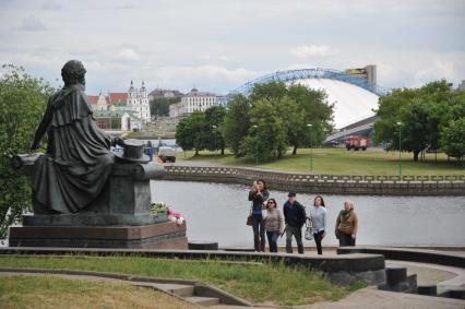 Белоруссия.  Минск. Памятник Александру Пушкину на берегу реки Свислочь.