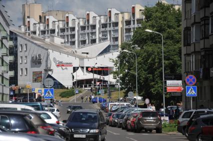 Белоруссия. Минск. Машины на улице города.