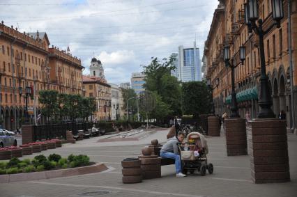 Белоруссия.  Минск.    Мужчина с коляской на улице  города .