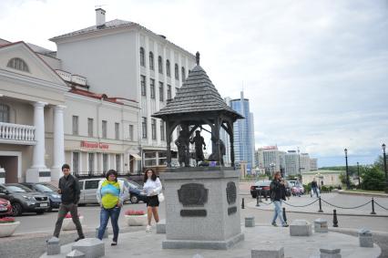 Белоруссия. Минск. Памятник`Городским весам` возле минской ратуши.