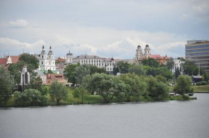 Белоруссия.  Минск. Вид на `Остров Мужества и Скорби`,где расположен памятник воинам-афгануам и на Кафедральный Собор Сошествия Святого Духа.