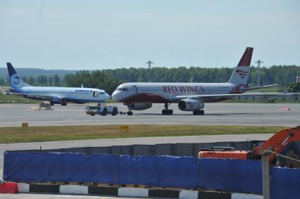 Московская область. Пассажирские самолеты Boeing 737-800 авиакомпании `Алроса` и Ту-204 авиакомпании Red Wings в аэропорту Домодедово.