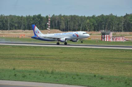 Московская область. Пассажирский самолет Airbus A320 авиакомпании Ural Airlines садится в аэропорту Домодедово.