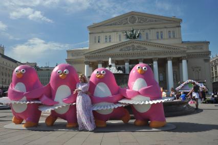 Москва. Фигуры пингвинов, танцующих Танец маленьких лебедей, установлены у Большого театра в рамках фестиваля `Московское мороженое`.