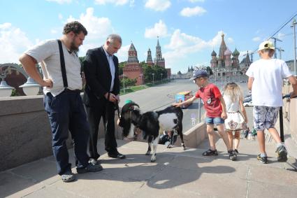 Москва. Фермер-сыровар Олег Сирота и директор Приморского сафари-парка Дмитрий Мезенцев выгуливают козла Тимура по центру Москвы.