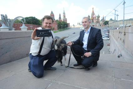 Москва. Фермер-сыровар Олег Сирота и директор Приморского сафари-парка Дмитрий Мезенцев выгуливают козла Тимура по центру Москвы.